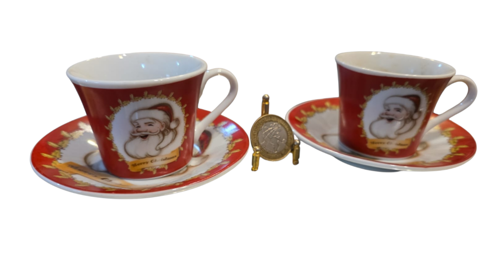Antigas xícaras natalinas de porcelana