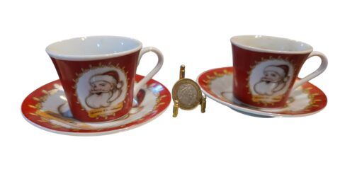 Antigas xícaras natalinas de porcelana