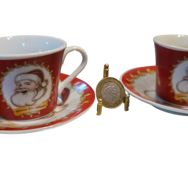 Antigas xícaras natalinas de porcelana