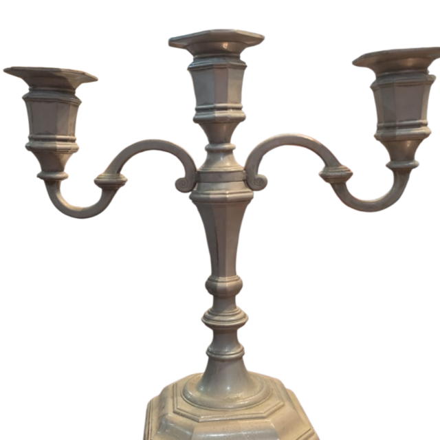 Elegante candelabro para três velas