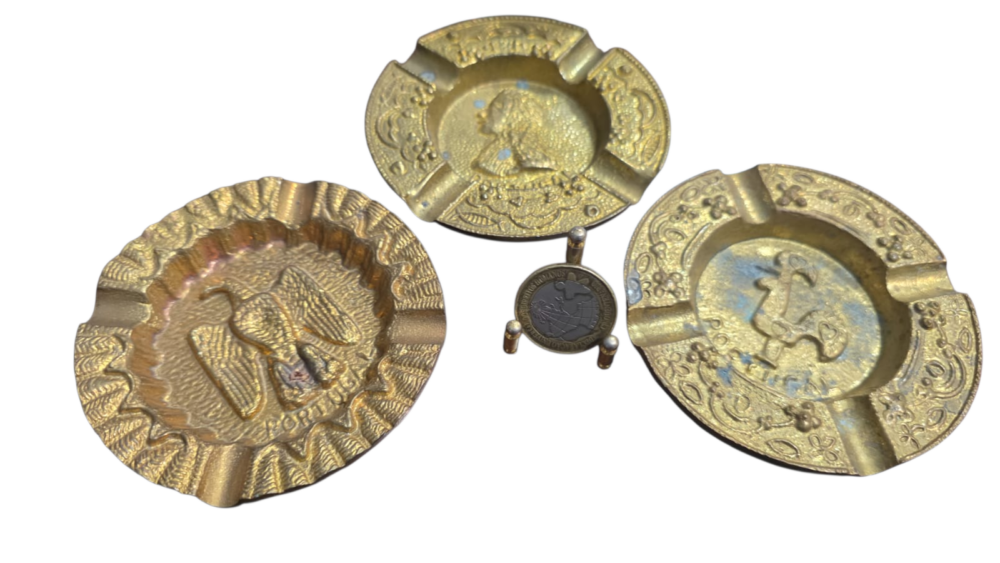 Trio de antigos cinzeiros portugueses em dourado metal