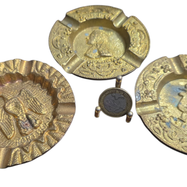 Trio de antigos cinzeiros portugueses em dourado metal