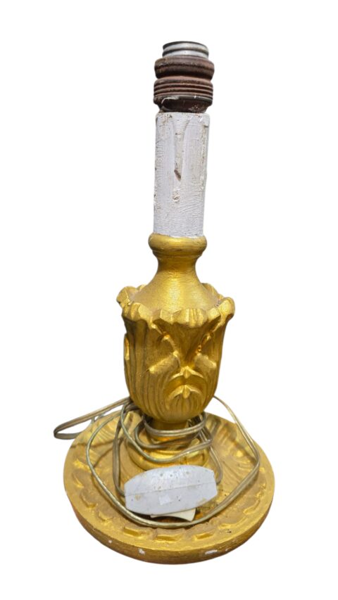 Luminária em formato de castiçal palmatória executada em madeira com patina dourada