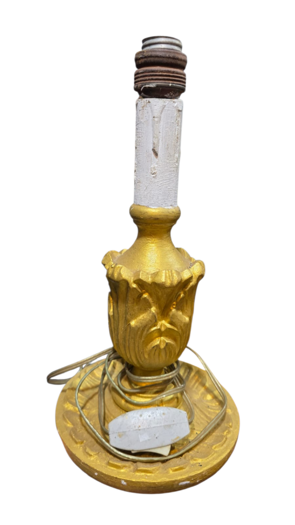Luminária em formato de castiçal palmatória executada em madeira com patina dourada