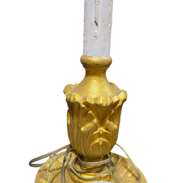 Luminária em formato de castiçal palmatória executada em madeira com patina dourada