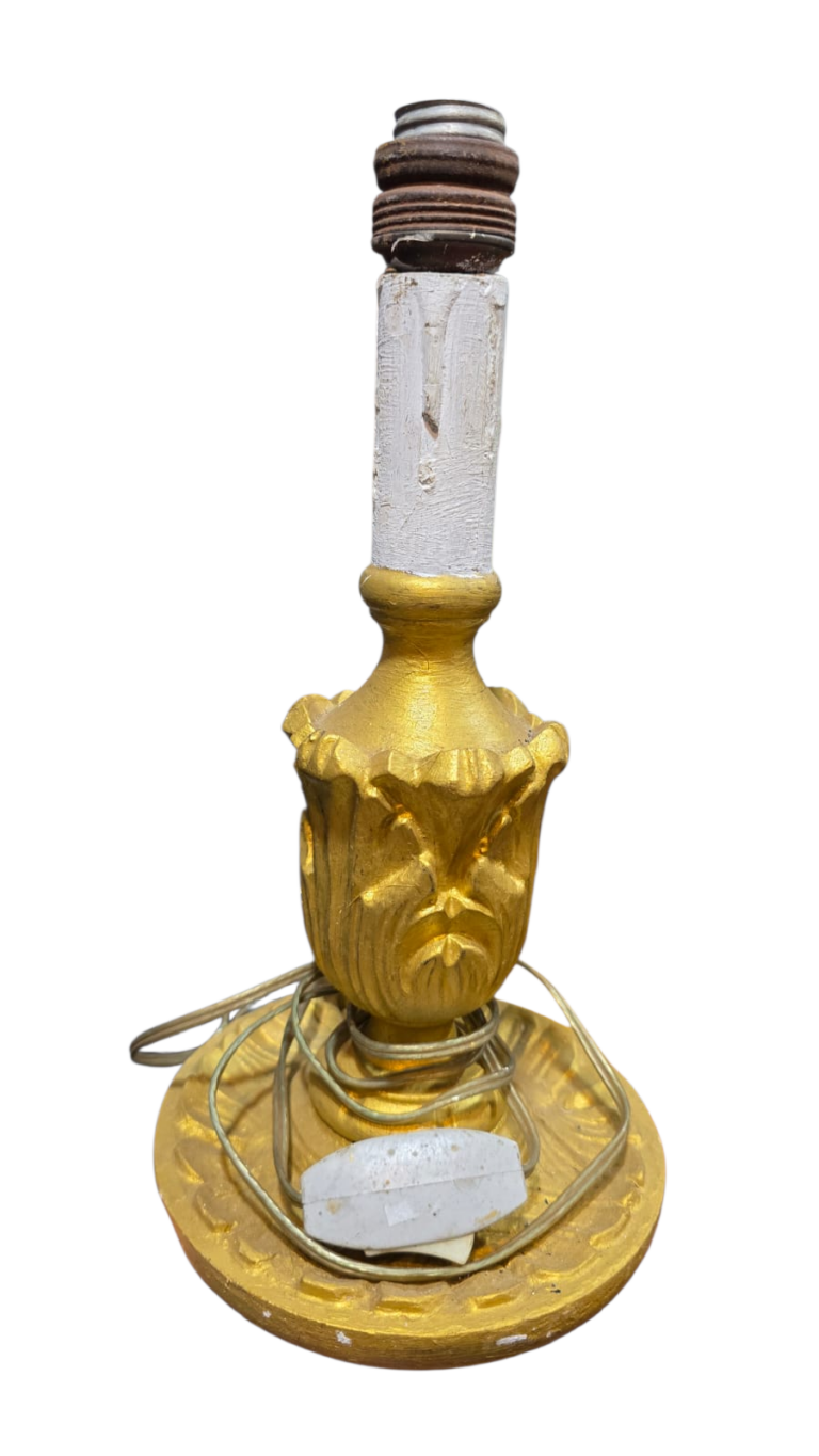 Luminária em formato de castiçal palmatória executada em madeira com patina dourada