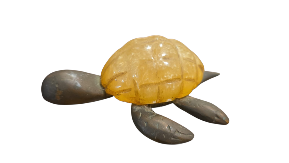 Antiga tartaruga de bronze com casco de resina