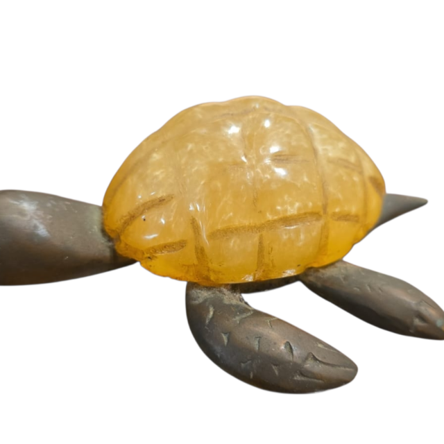 Antiga tartaruga de bronze com casco de resina
