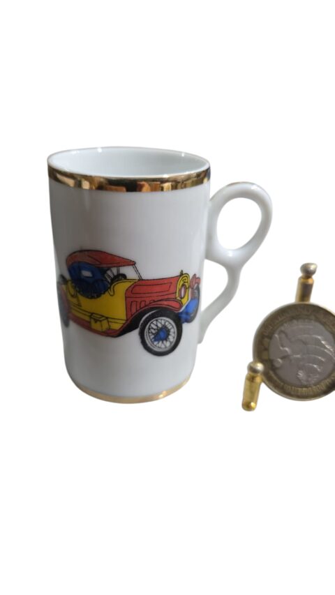 Antiga xícara/canequinha de porcelana com filete de ouro e arte de carro antigo