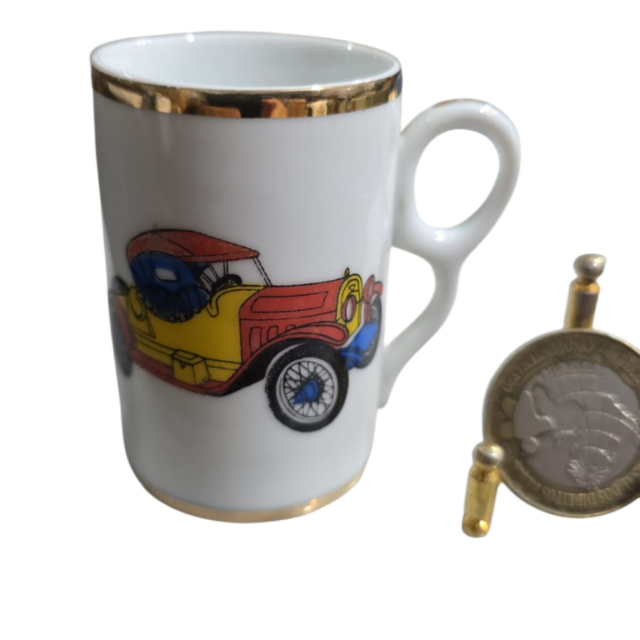 Antiga xícara/canequinha de porcelana com filete de ouro e arte de carro antigo