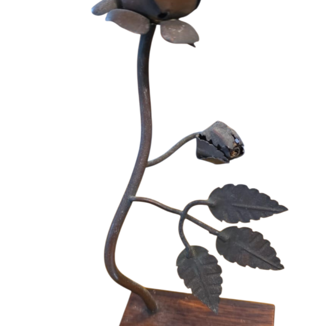 Antiga rosa de metal com base de madeira