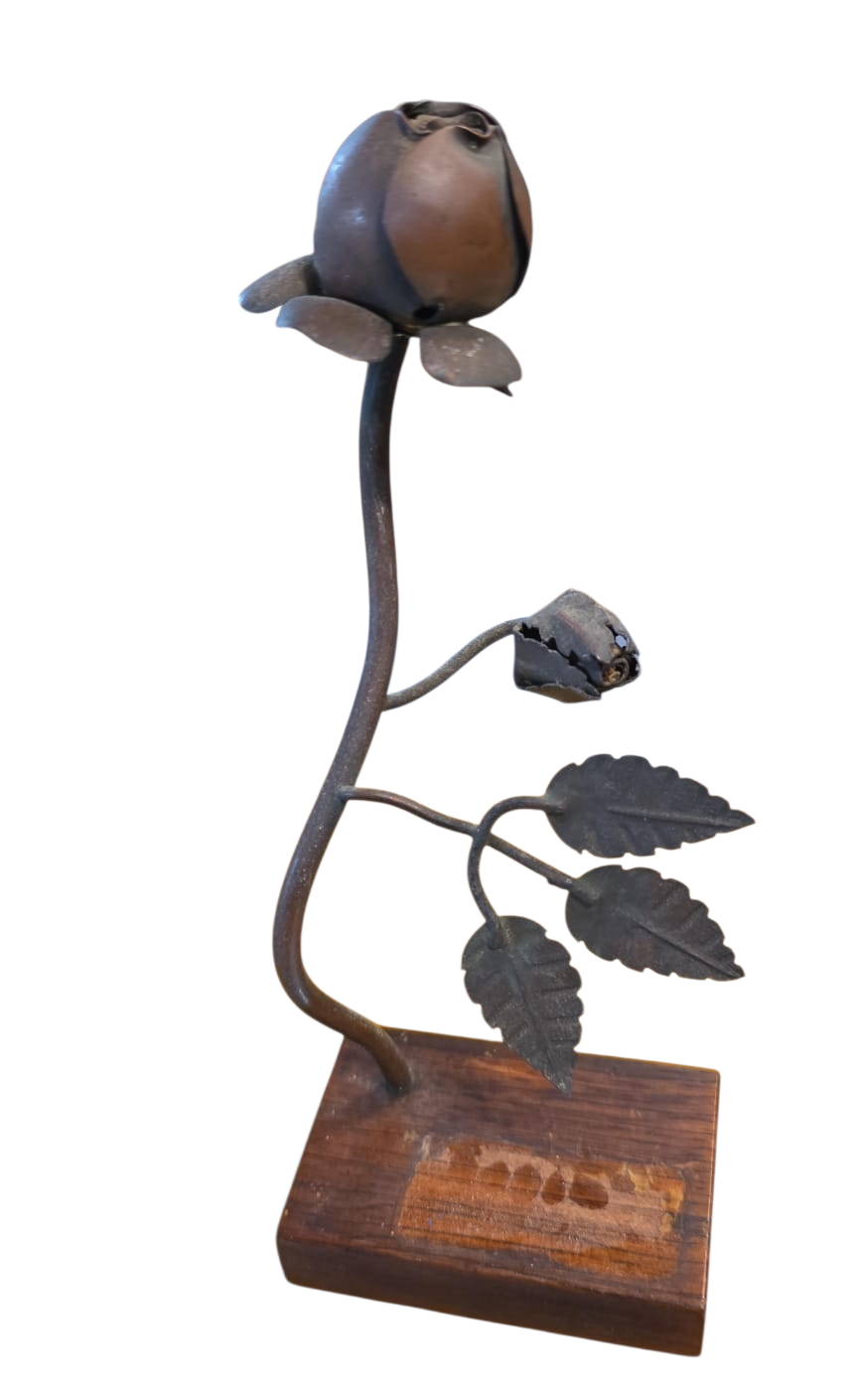 Antiga rosa de metal com base de madeira