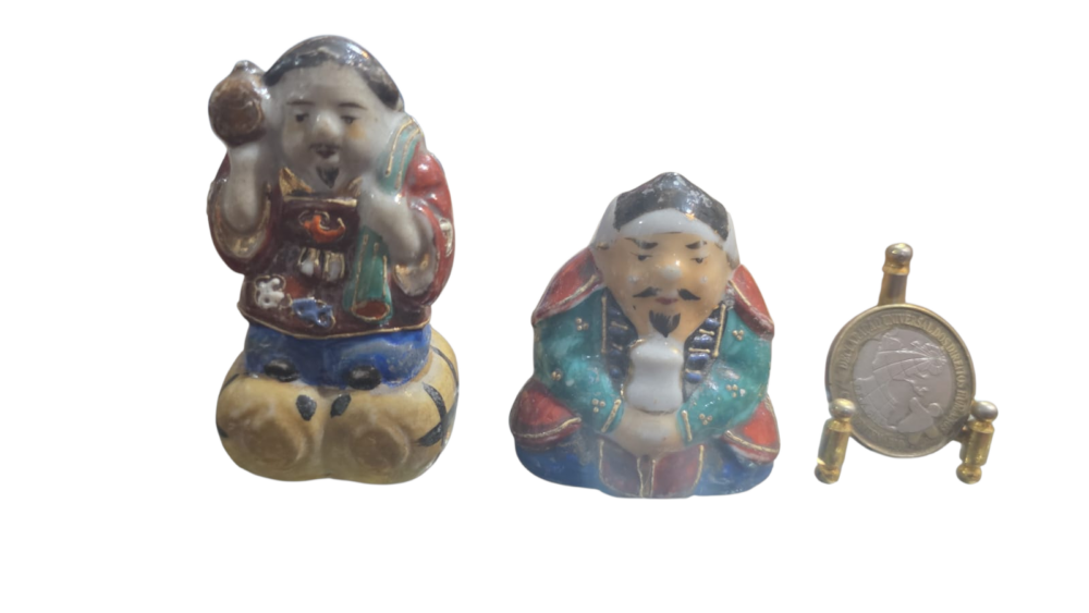Par de esculturas orientais de porcelana feitas a mão