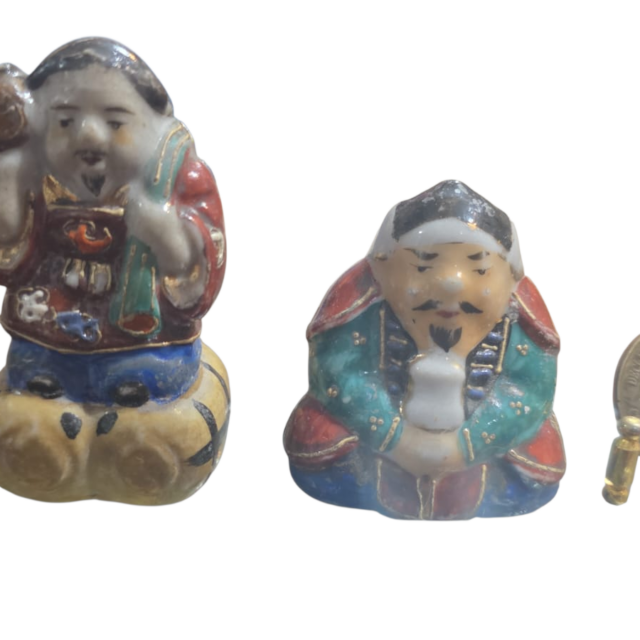 Par de esculturas orientais de porcelana feitas a mão