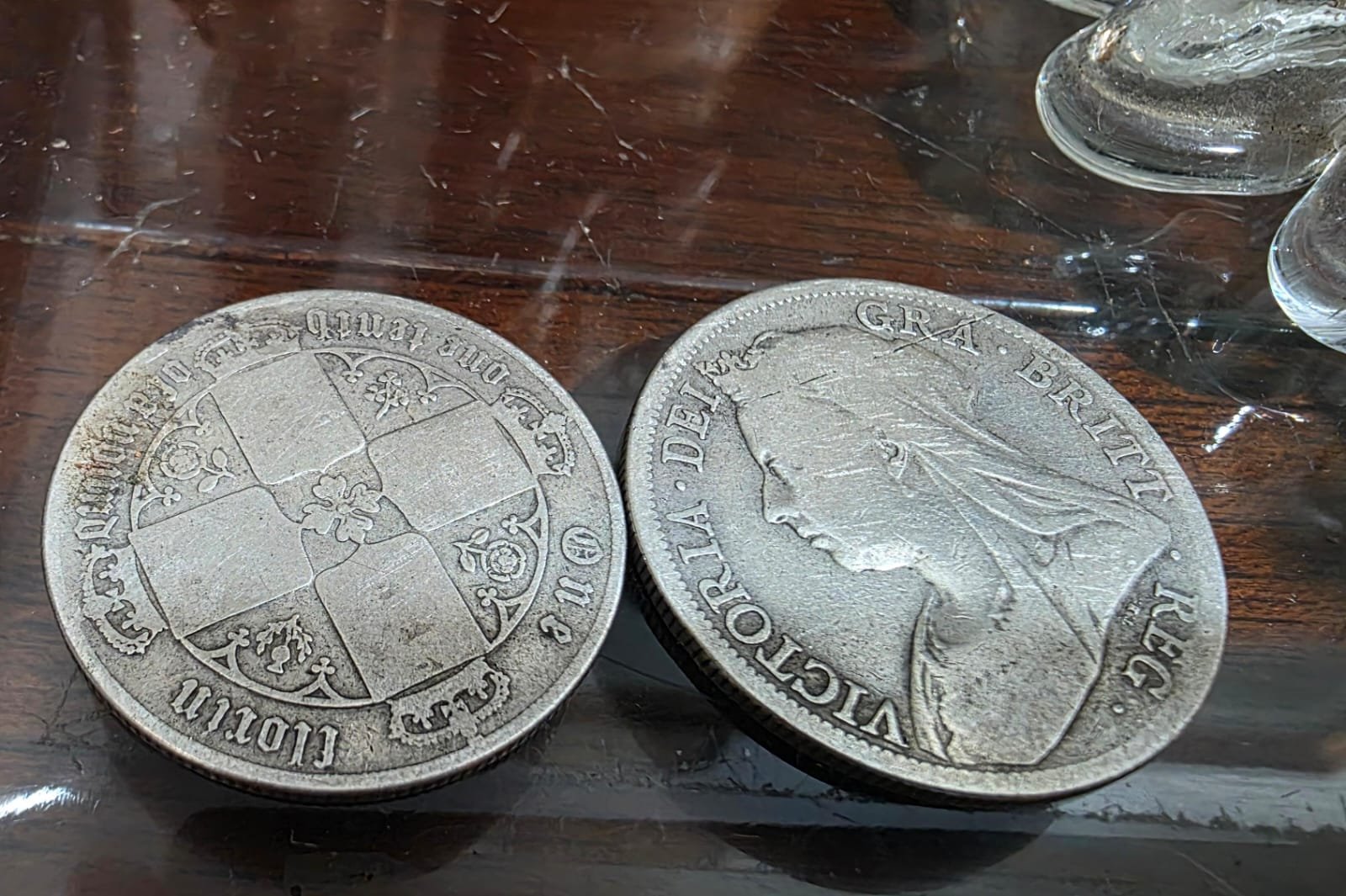 Par de moedas vitorianas britânicas em prata de lei do século XIX - Imagem 2