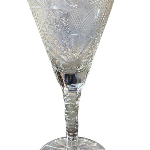 Elegante e diferenciada taça de cristal europeu