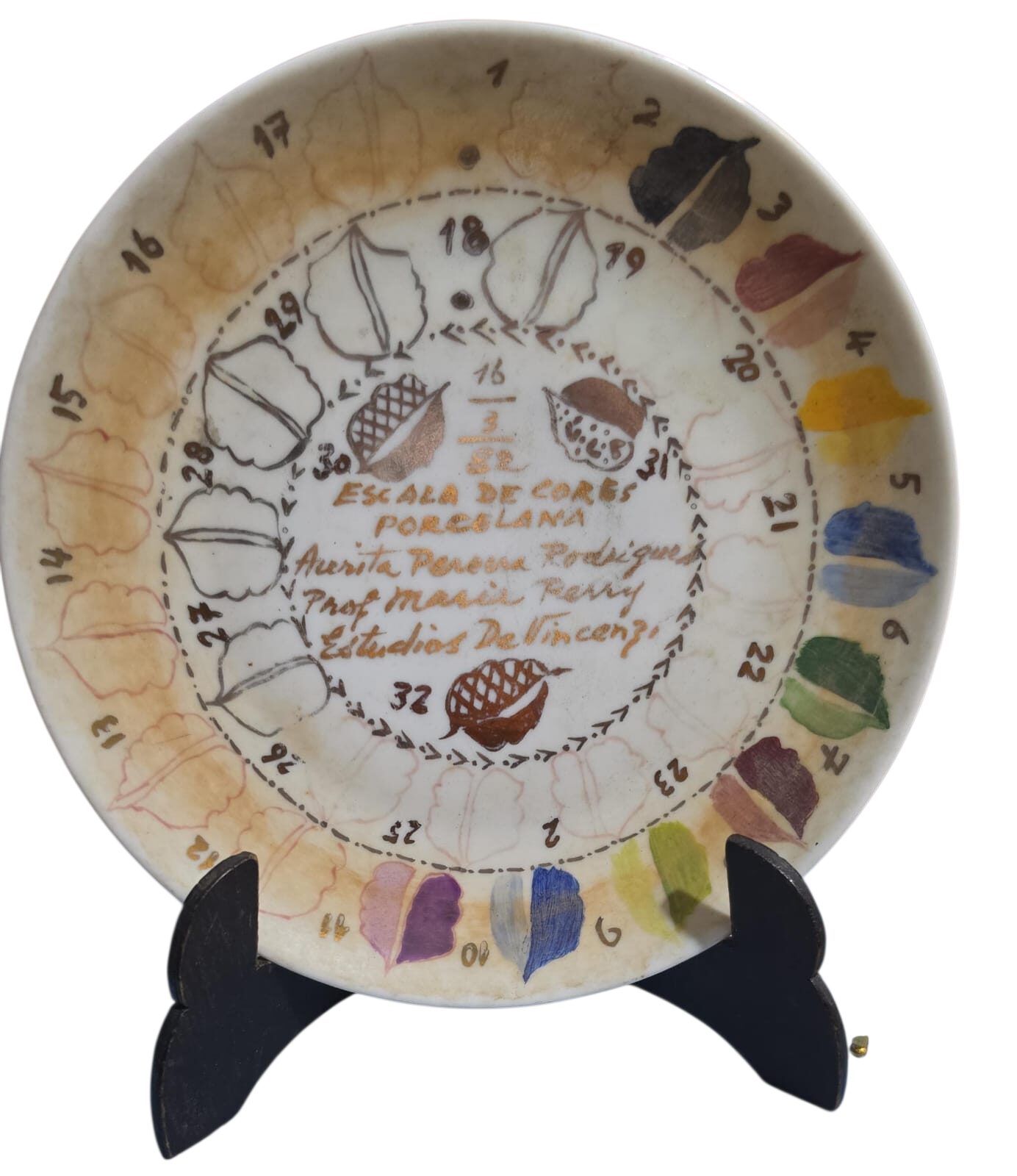 Antiga porcelana com escala de cores pintada a mão