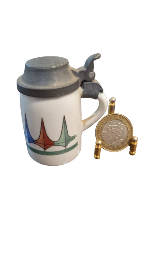 Antiga pequena Tankard pintada a mão