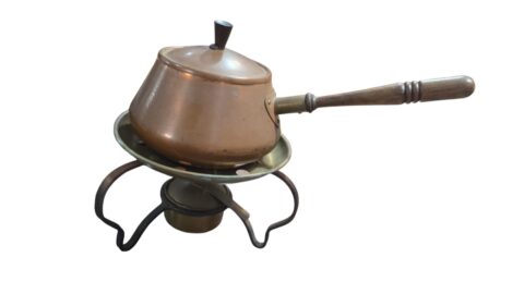 Antiga panela de cobre e madeira, com rechaud