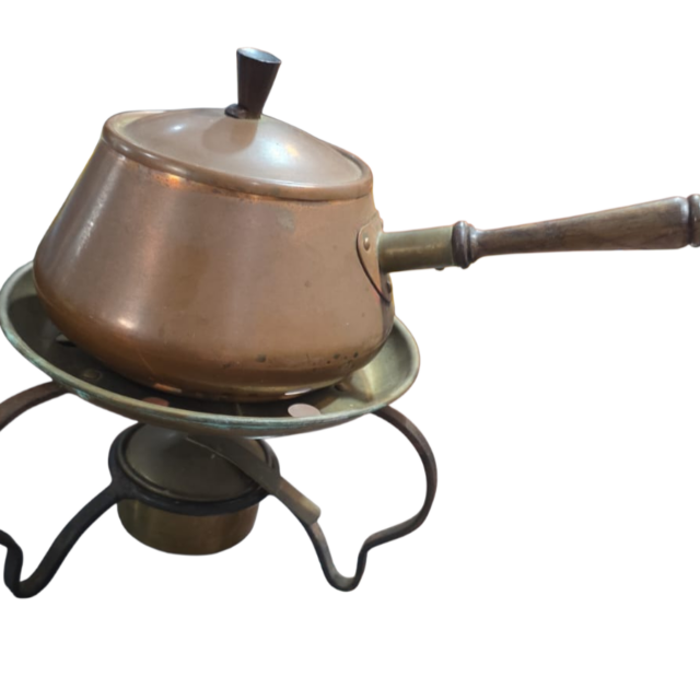 Antiga panela de cobre e madeira, com rechaud