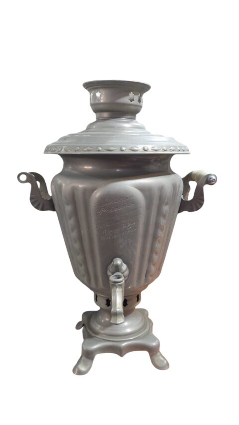 Imponente Samovar russo em metal ricamente cinzelado.