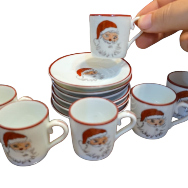 Pequenas e antigas xícaras de porcelana pintadas a mão