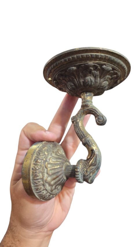 Arandela de parede em metal dourado ricamente cinzelado