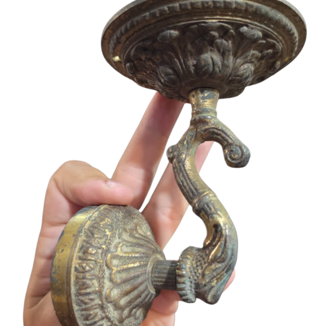Arandela de parede em metal dourado ricamente cinzelado