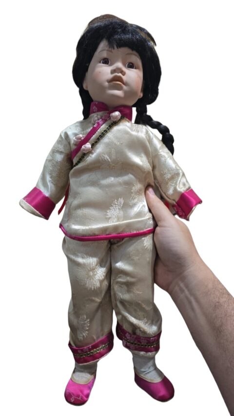 Grande boneca oriental de porcelana, olhos de vidro