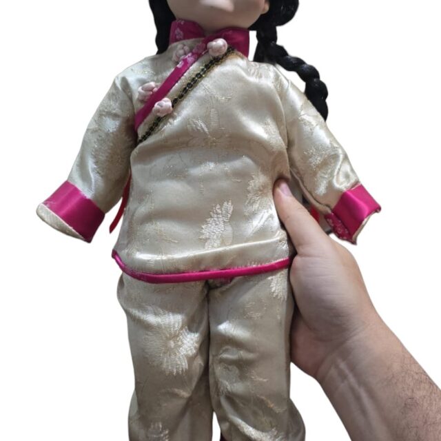 Grande boneca oriental de porcelana, olhos de vidro