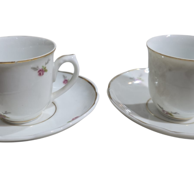 Xícaras de café com pires porcelana Real. (valor unitário)