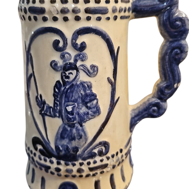 Grande e antiga caneca de louça