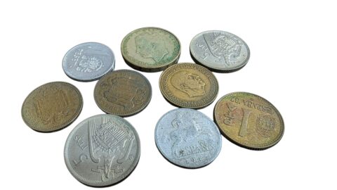 Coleção com nove antigas moedas estrangeiras