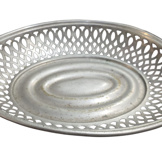 Antiga bandeja de pães espessurada a prata