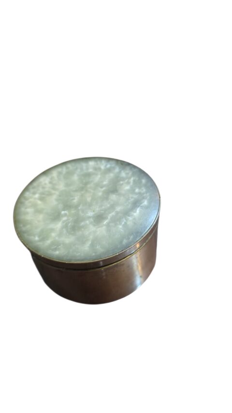 Belo e antigo potiche em dourado metal
