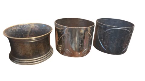 Trio de antigos porta guardanapos monogramados