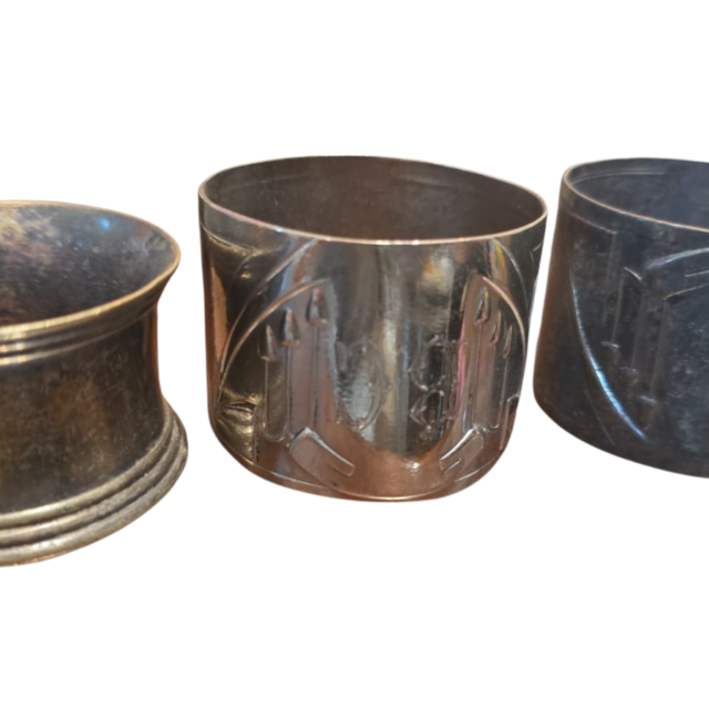 Trio de antigos porta guardanapos monogramados