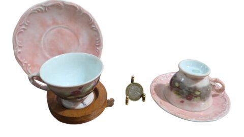 Xícaras de café porcelana Schmidt, pintadas a mão, graciosos relevos. (valor unitário)