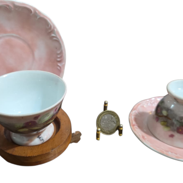 Xícaras de café porcelana Schmidt, pintadas a mão, graciosos relevos. (valor unitário)