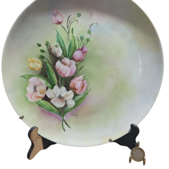 Grande e antiga porcelana pintada a mão