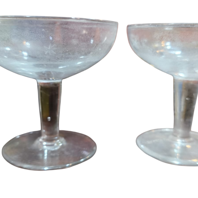 Par de taças de cristal com lapidações estrelinhas