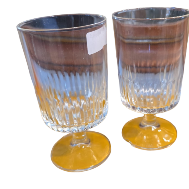 Par de elegantes taças de vidro