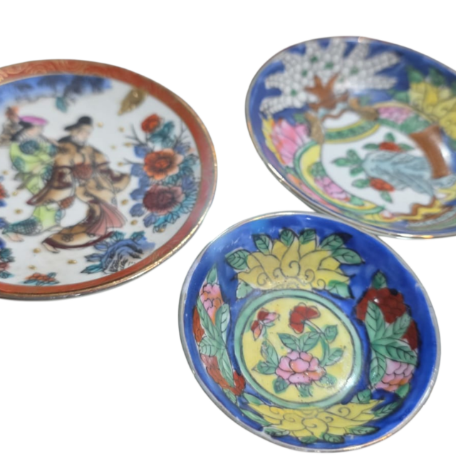 Trio de porcelanas orientais com bela arte