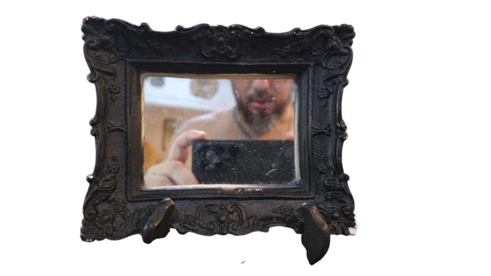 Antigo e belo espelho com moldura de gesso