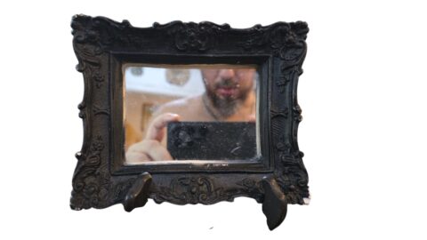 Antigo e belo espelho com moldura de gesso