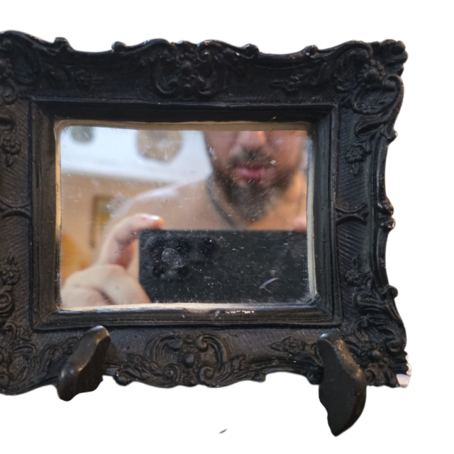 Antigo e belo espelho com moldura de gesso