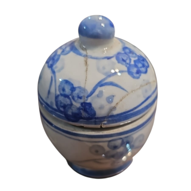 Antiga porcelana chinesa com restauros