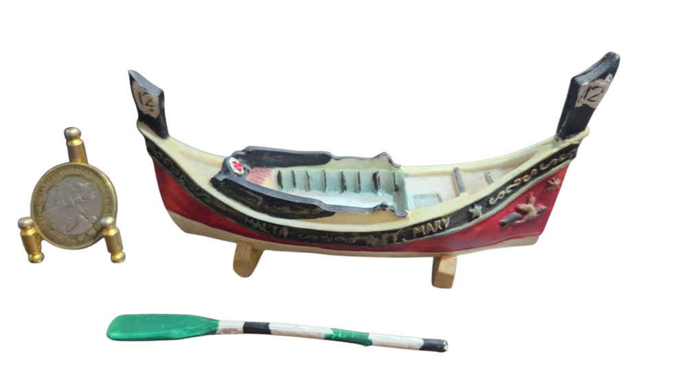 Barco de resina com remo, feito a mão