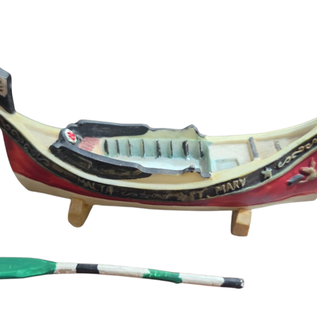 Barco de resina com remo, feito a mão