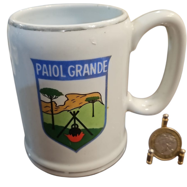 Antiga caneca de porcelana Manufatura Real